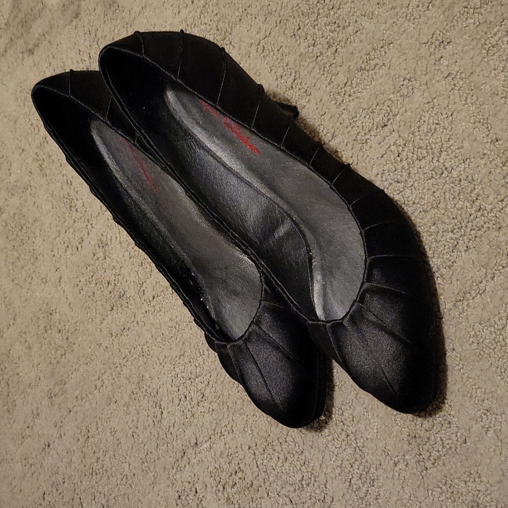 Black pumps